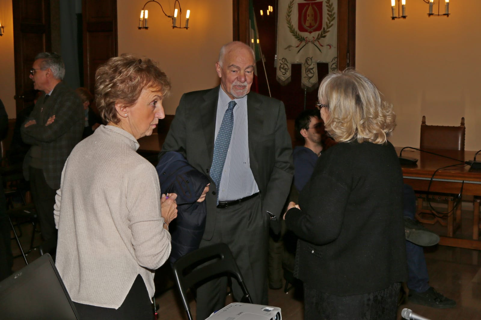 Si è tenuta il giorno sabato 25/01/2020, presso la Sala Consiliare, la presentazione del progetto di restauro di Santa Giustina a cura del consigliere comunale con delega alla Cultura, Enrica Baio.  . . Ph. Andrea Pirovano . . #peicasatenovo  #casatenovo #Santagiustina #patrimoniostorico #restauro  #cultura